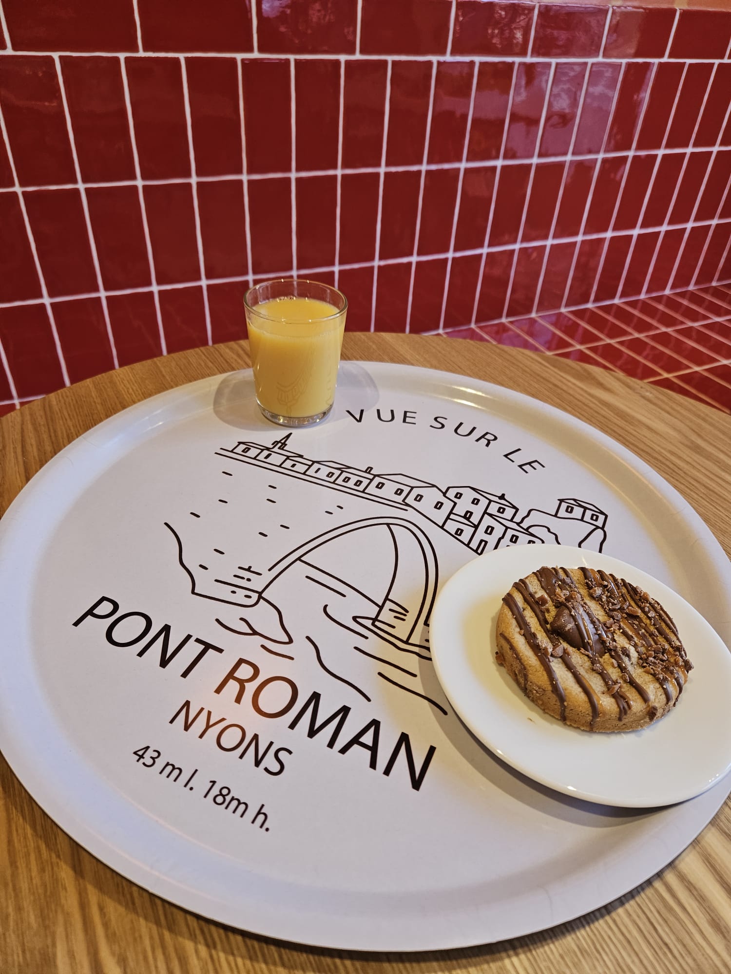 Plateau Pont Roman et pâtisserie